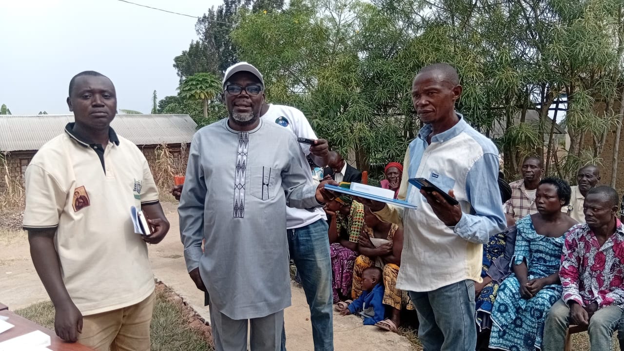 À Idjwi, la radio communautaire Obuguma dote ses clubs d'écoute les equipements de bureau et téléphones