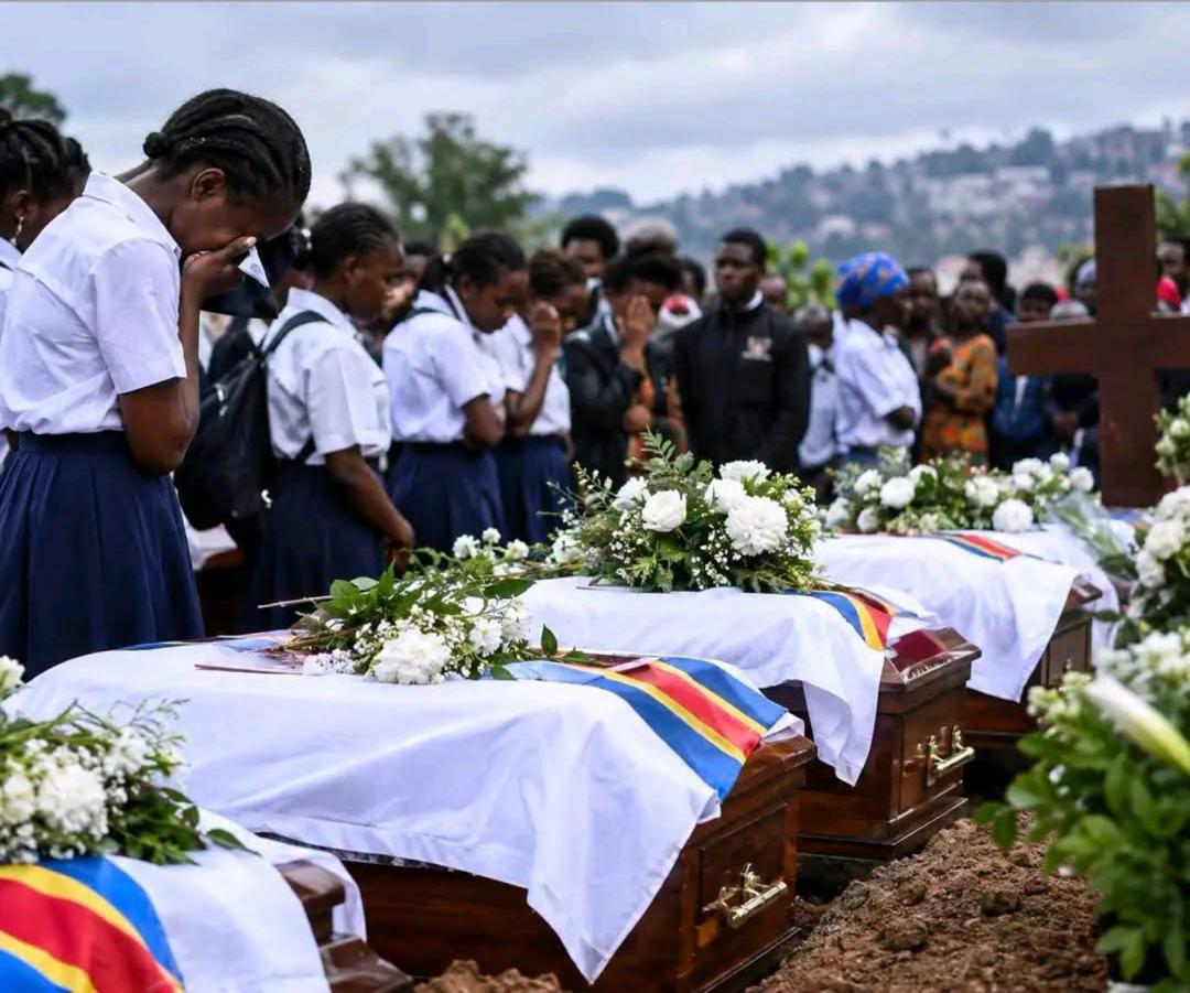  A la Une : Bukavu enterre  ses 27 élèves victimes de l’incendie de Cimpunda