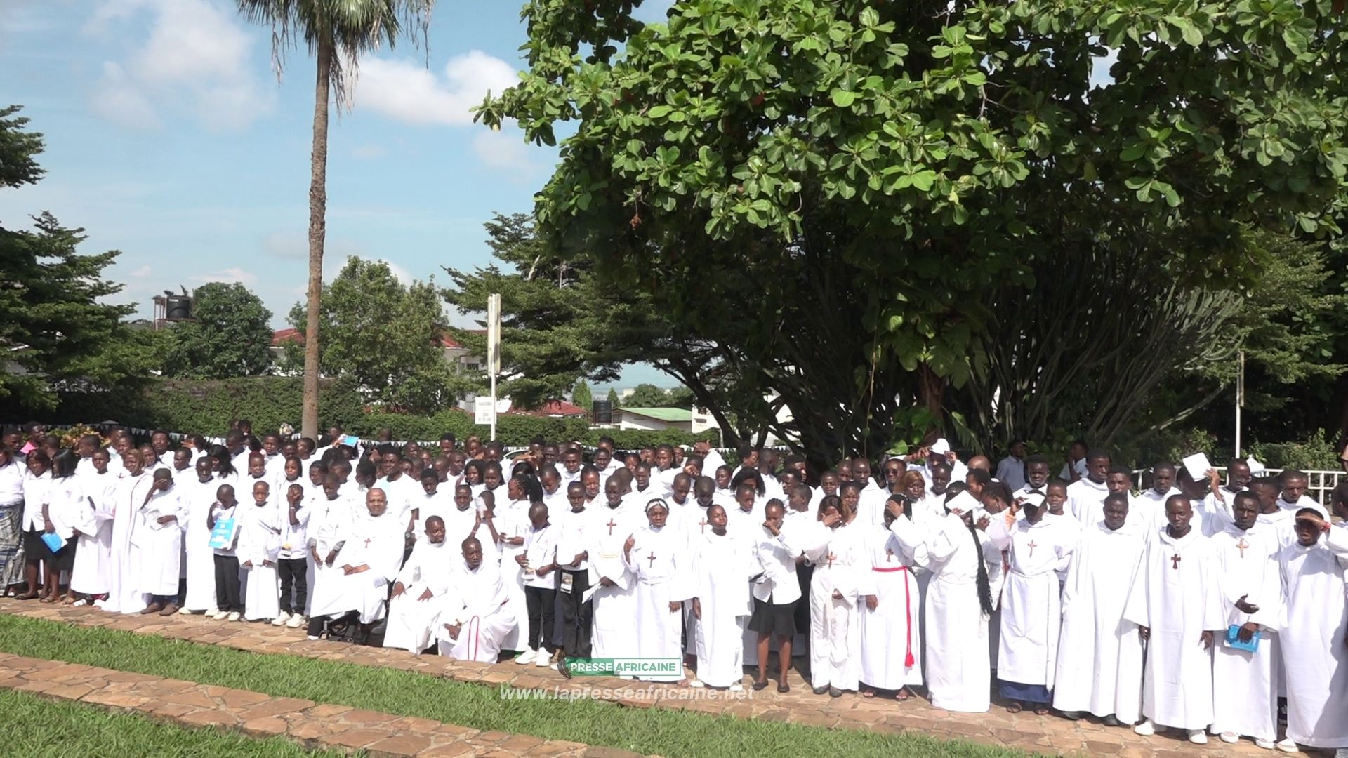 À Bujumbura, ce pèlerinage hors du commun du CPPCU à Mont Sion avec un pèlerin sur une chaise roulante
