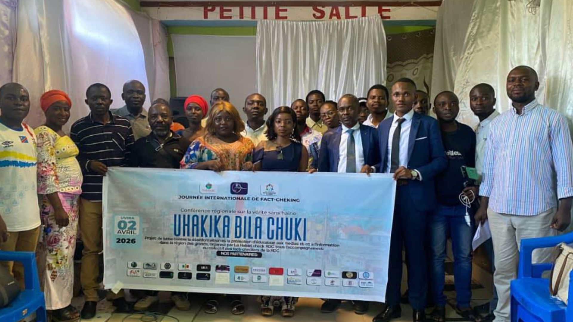 Uvira : la Cloche-RDC sensibilise au fact-checking face à l’abus des réseaux sociaux