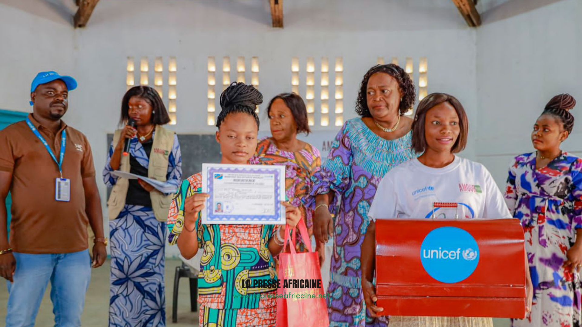 Kananga : grâce à l’appui de l’UNICEF, l’ONG Amour Plus remet des machines à coudre et des accessoires aux 14 filles après une formation de 6 mois